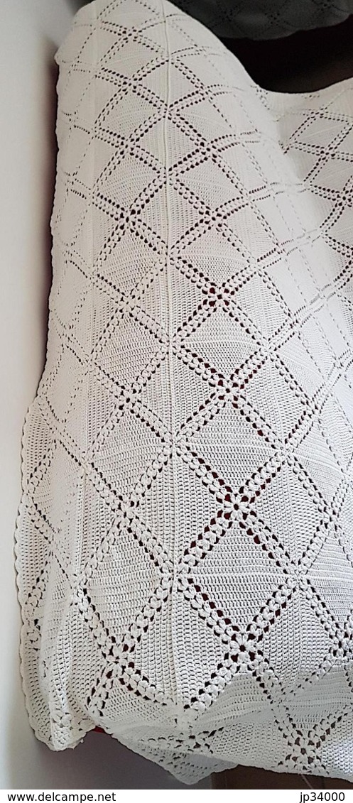 DESSUS DE LIT PATCHWORK crochet  en coton blanc entièrement fait main. FRANCE