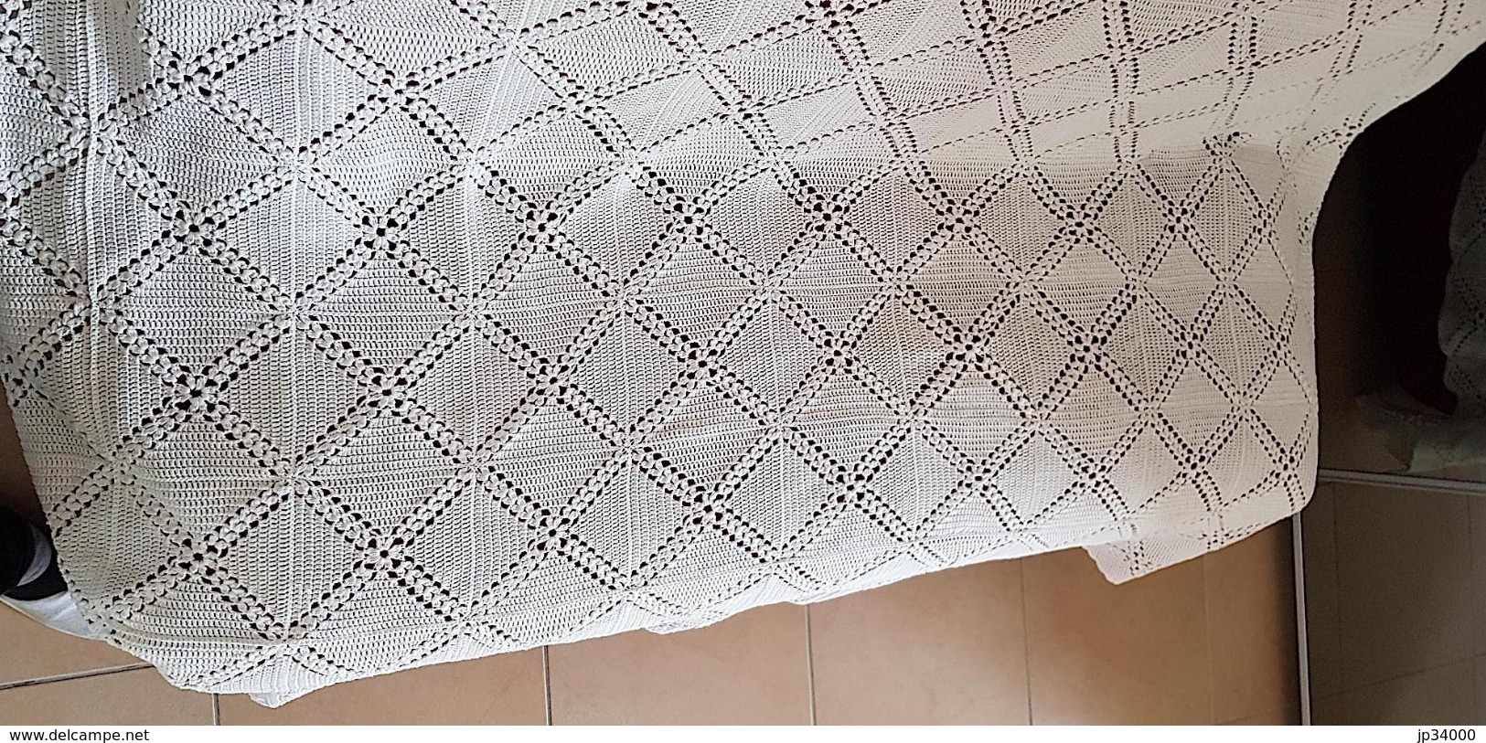 DESSUS DE LIT PATCHWORK crochet  en coton blanc entièrement fait main. FRANCE