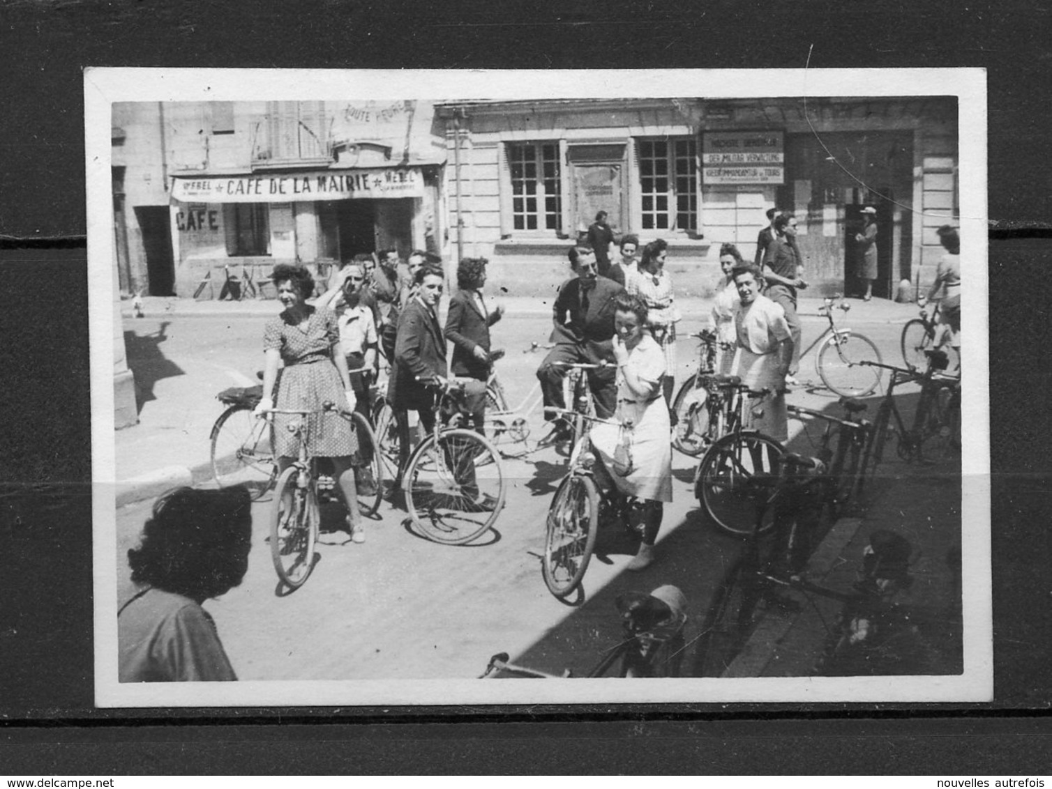 PHOTO 1939/1945 GROUPE CYCLISTES DEVANT LA MAIRIE DE SAINT AVERTIN RUE ROCHEPINARD,CAFE DE LA MAIRIE - INDRE ET LOIRE. - Guerre, Militaire