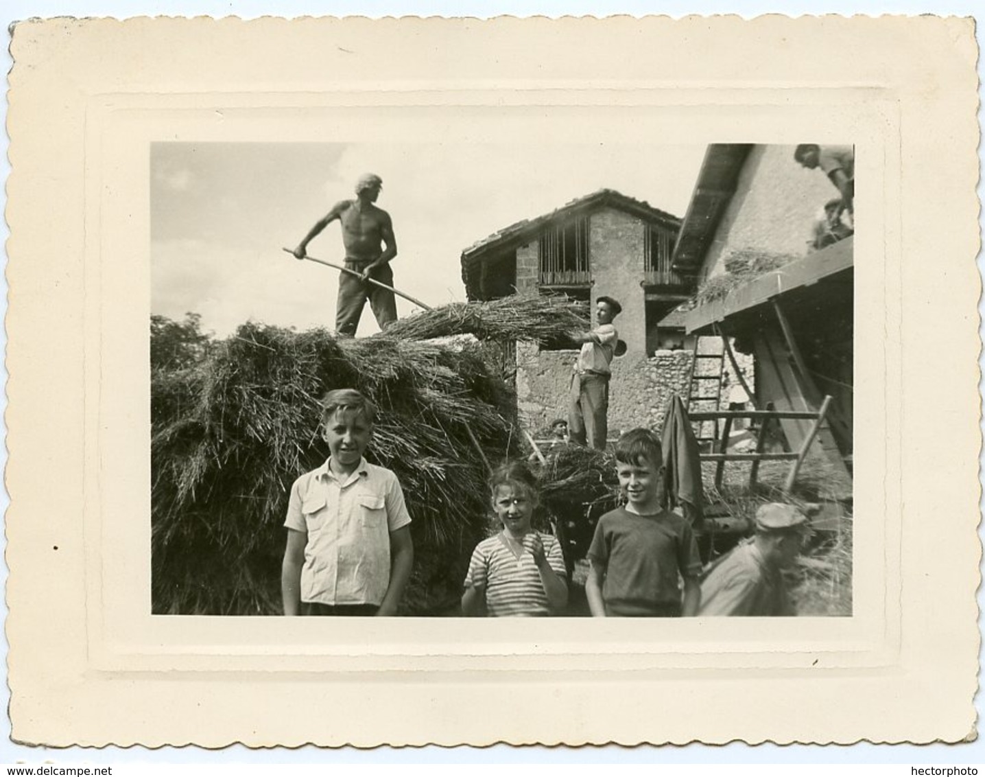 La Ferme Campagne Paysan Composition Enfant Kid Boy Garçon Torse Nu Foin Charrette Scene - Personnes Anonymes