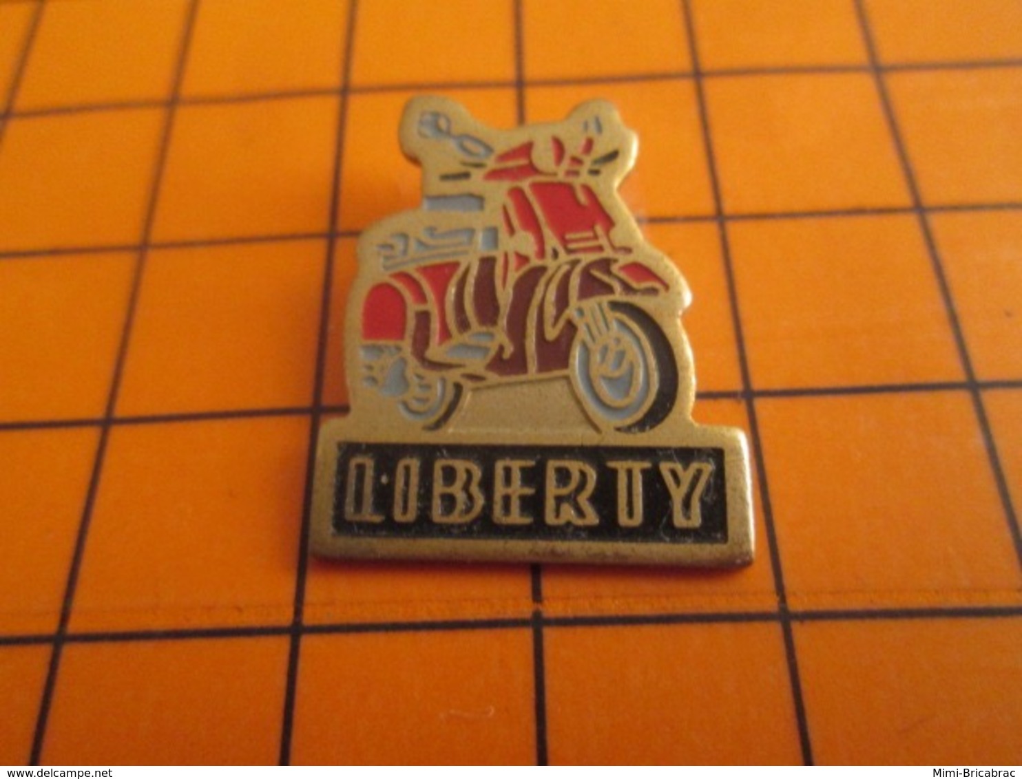 1419 Pin's Pins : BEAU ET RARE : Thème MOTOS / PETIT SCOOTER LIBERTY - Motorfietsen