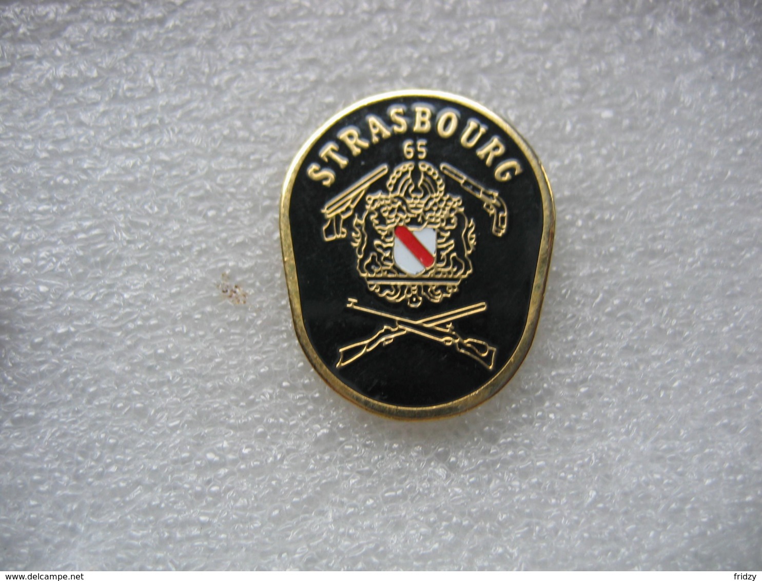 Pin's De La Société De Tir "Strasbourg 65"  (Dépt 67) - Tir à L'Arc