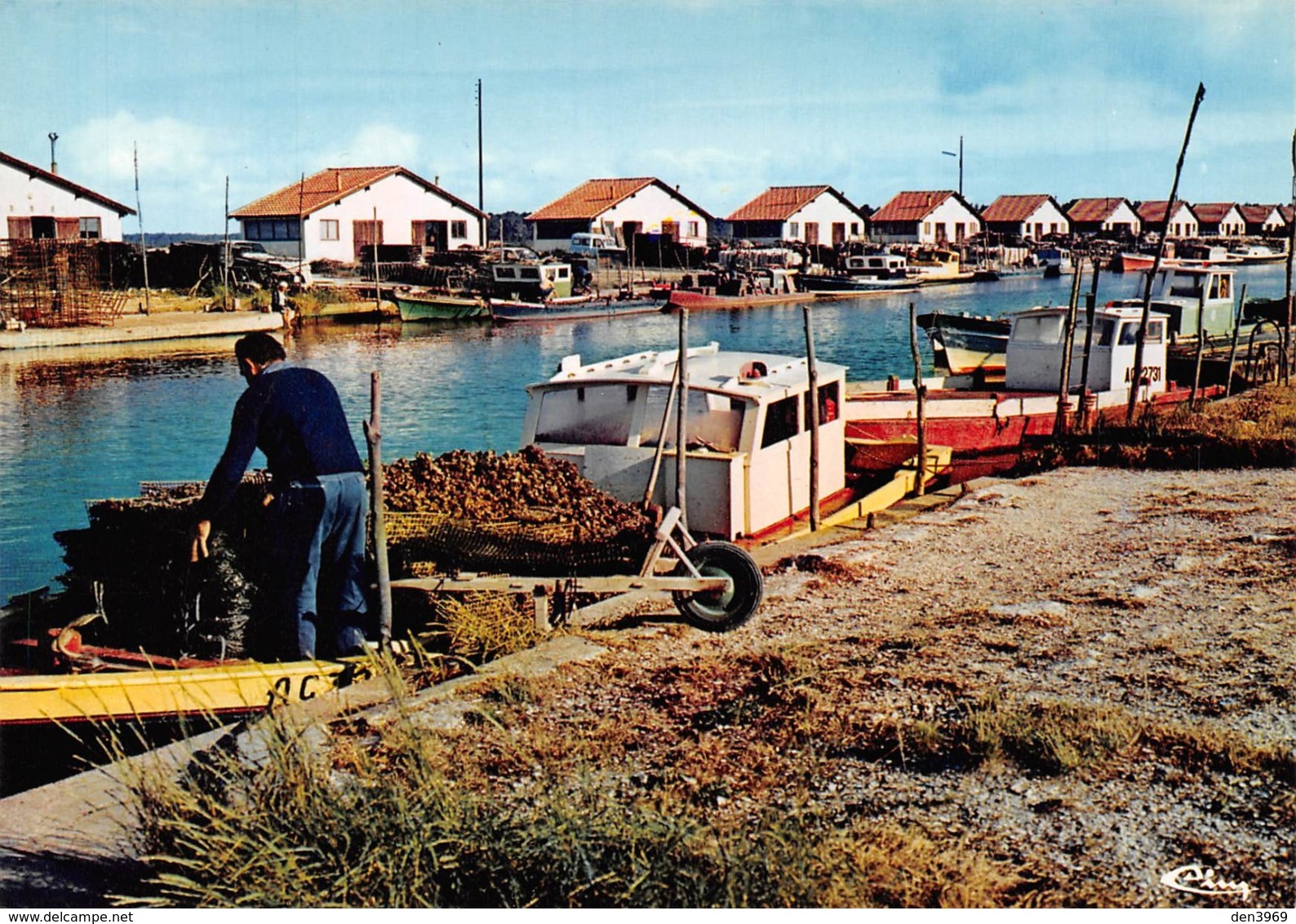 ARES - Scène D'ostréiculture Sur Le Port - Le Chargement De La Pinasse Pour Le Départ Sur Les Parcs - Huîtres - Bateaux - Arès