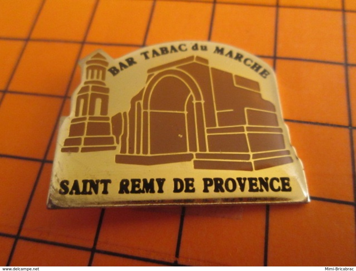 1519 Pin's Pins : BEAU ET RARE : Thème MARQUES / ST REMY DE PROVENCE BAR TABAC DU MARCHE - Merken