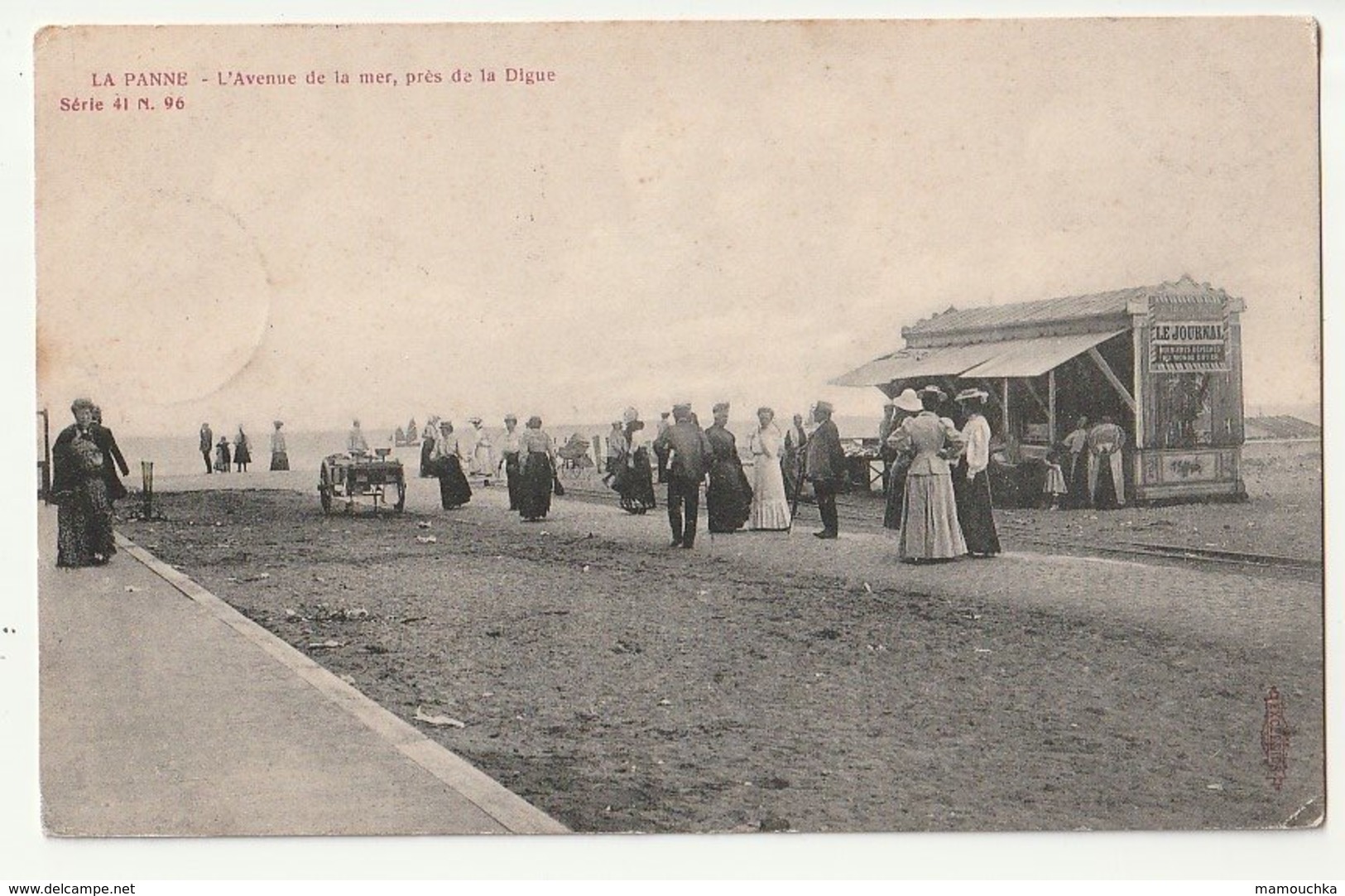 La Panne L'avenue De La Mer, Près De La Digue - De Panne - Met Volk- Krantenwinkeltje Op Strand - De Panne