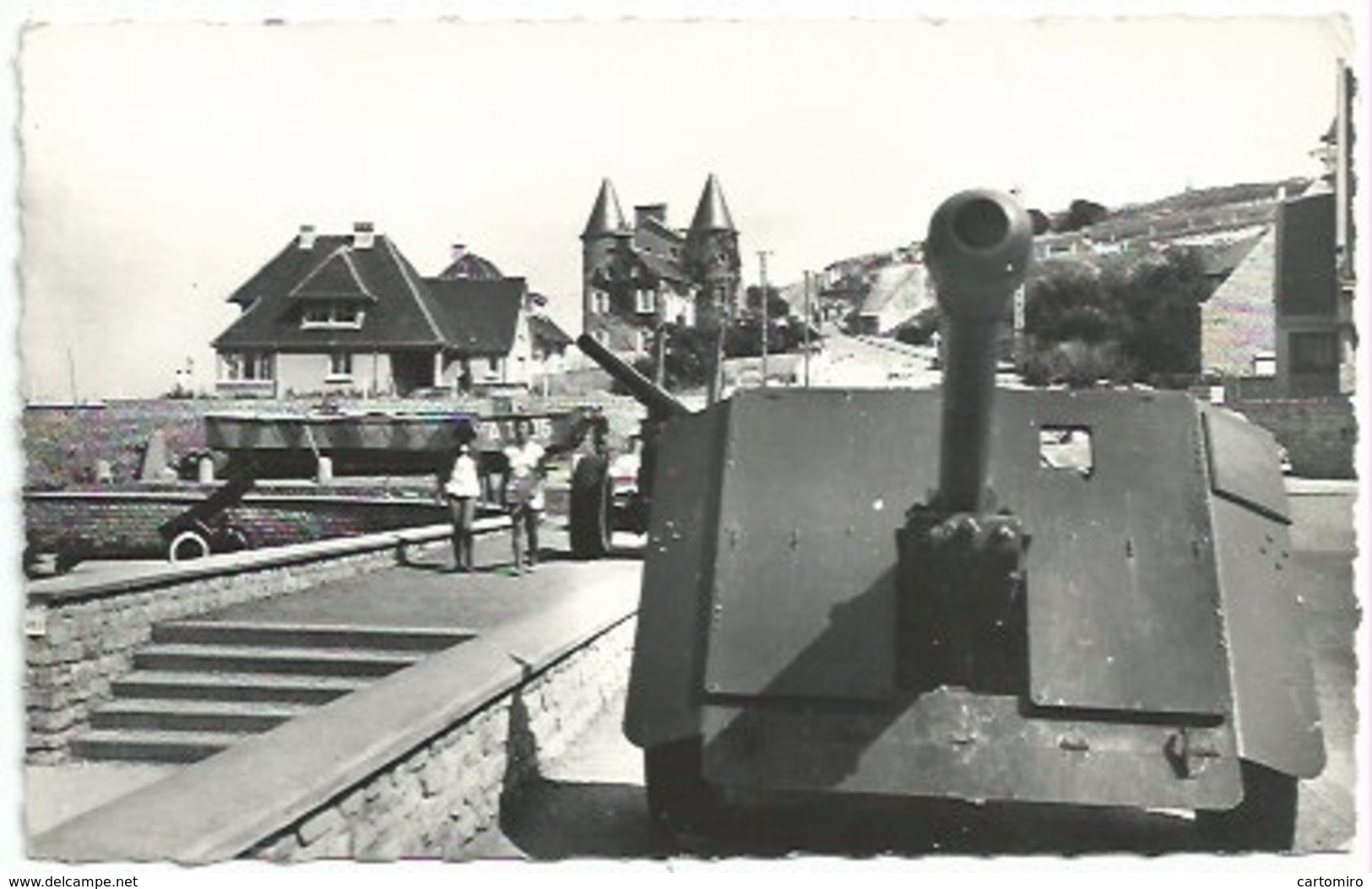 14 Arromanches - Canons Et Péniches Du Débarquement - Arromanches