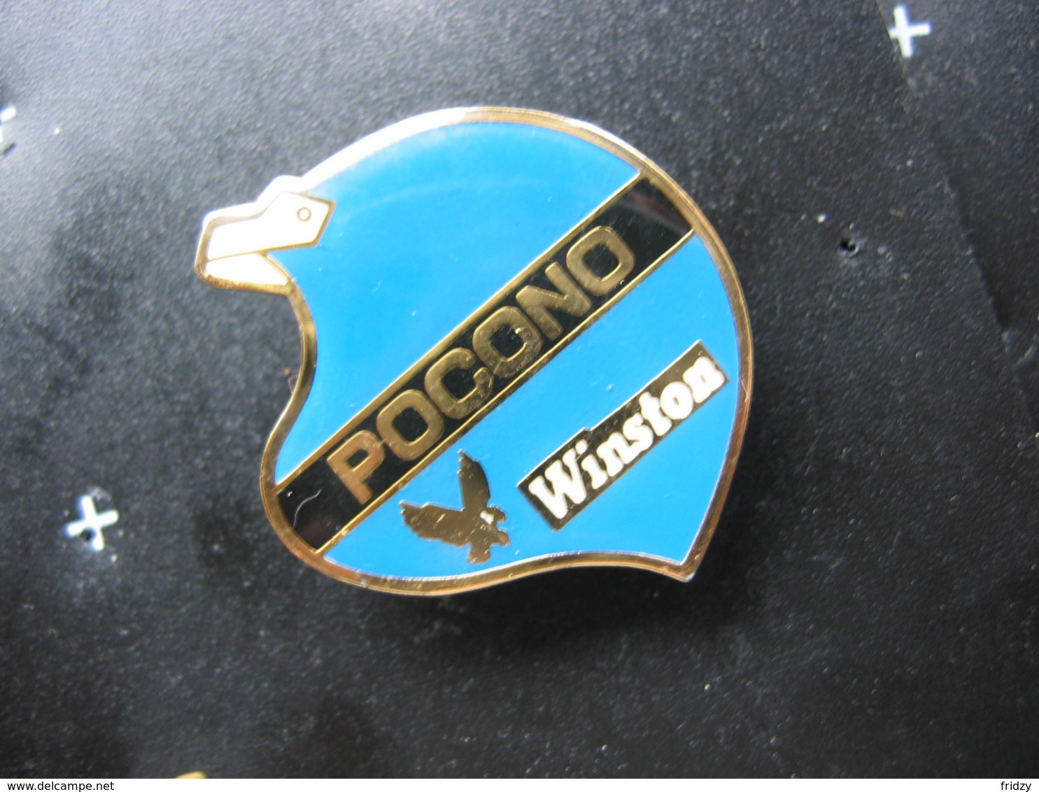 Pin's D'un Casque De Moto Avec L'inscription Des Sponsors "Pocono Raceway" Et "Winston" - Motos