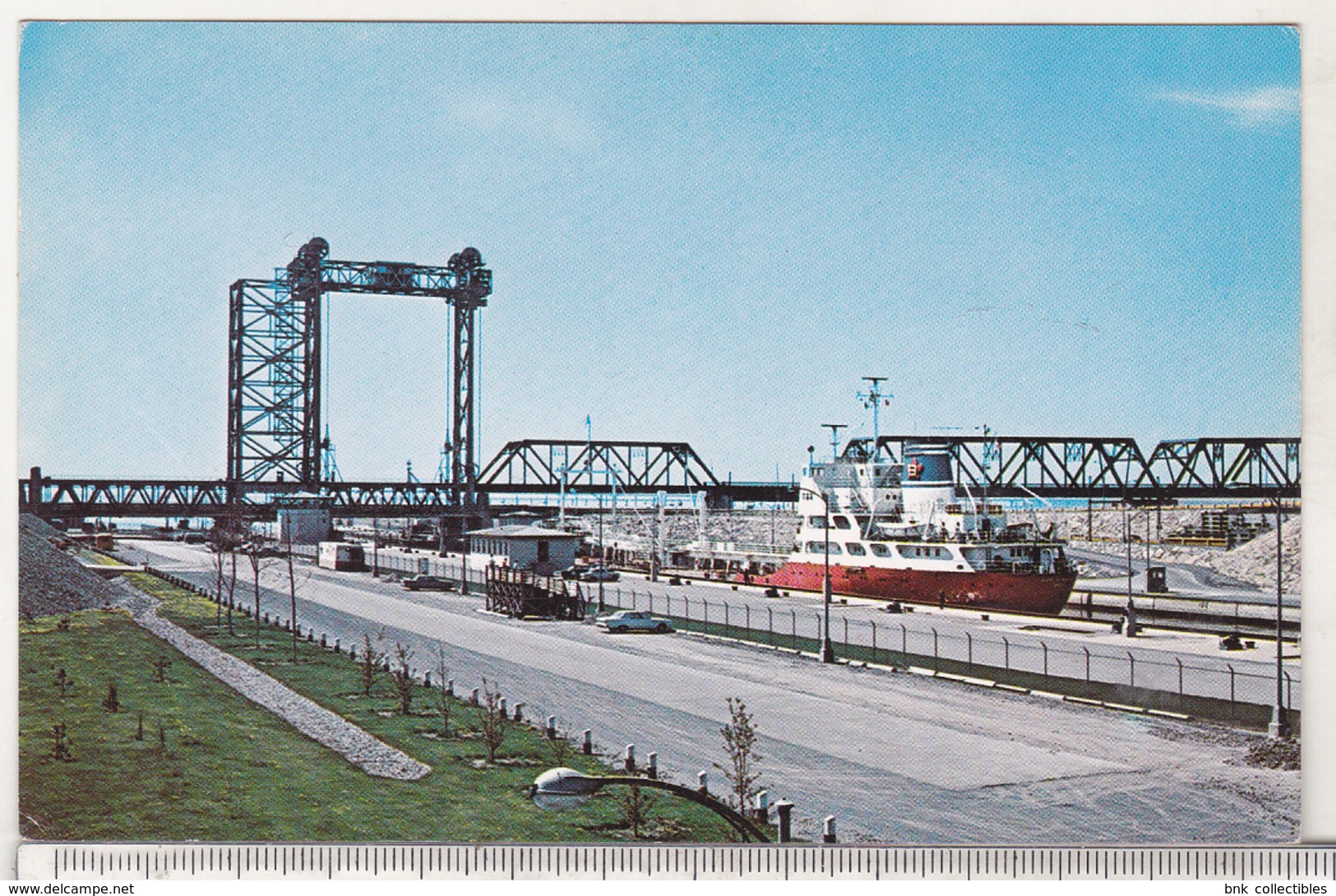 Canada Uncirculated Postcard - Ships- Cargo - The Seaway`s St Lambert Locks - Fischerei