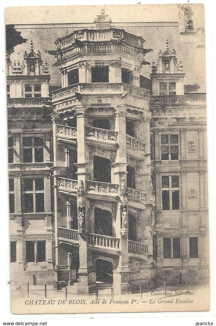 28. CHATEAU DE BLOIS . AILE DE FRANCOIS 1er - LE GRAND ESCALIER . TRACES DE COLLE AU VERSO - Blois