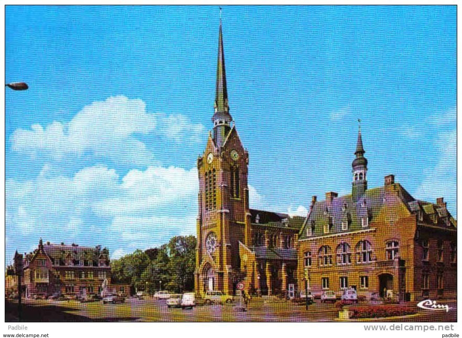 Carte Postale  62. Laventie  Place Du 8 Mai  Renault 4L Trés Beau Plan - Laventie