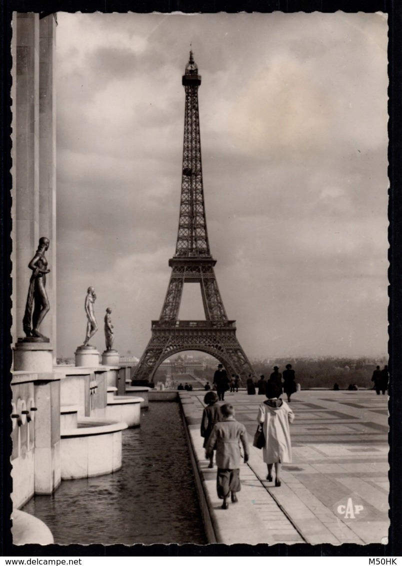 Erinnophilie - Carte Avec 2 Vignettes : Bi Millenaire De Paris 1950 & Souvenir De La Tour Eiffel , Jolie Combinaison - Tourisme (Vignettes)