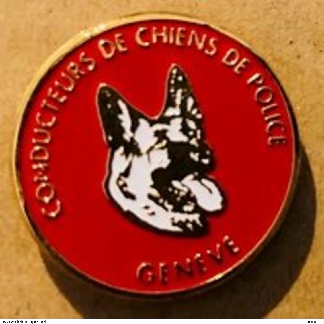 CONDUCTEURS DE CHIENS DE POLICE - GENEVE - SUISSE - GENFER POLIZEI- BERGER ALLEMAND - DOG-HUND- FOND ROUGE - (22) - Policia