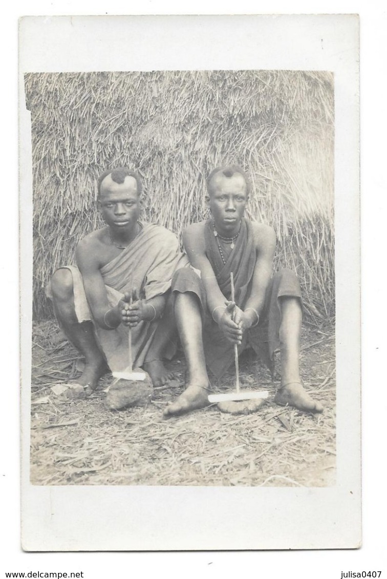 AFRIQUE NOIRE ETHNOLOGIE Carte Photo Deux Hommes Allumant Le Feu ? - Africa