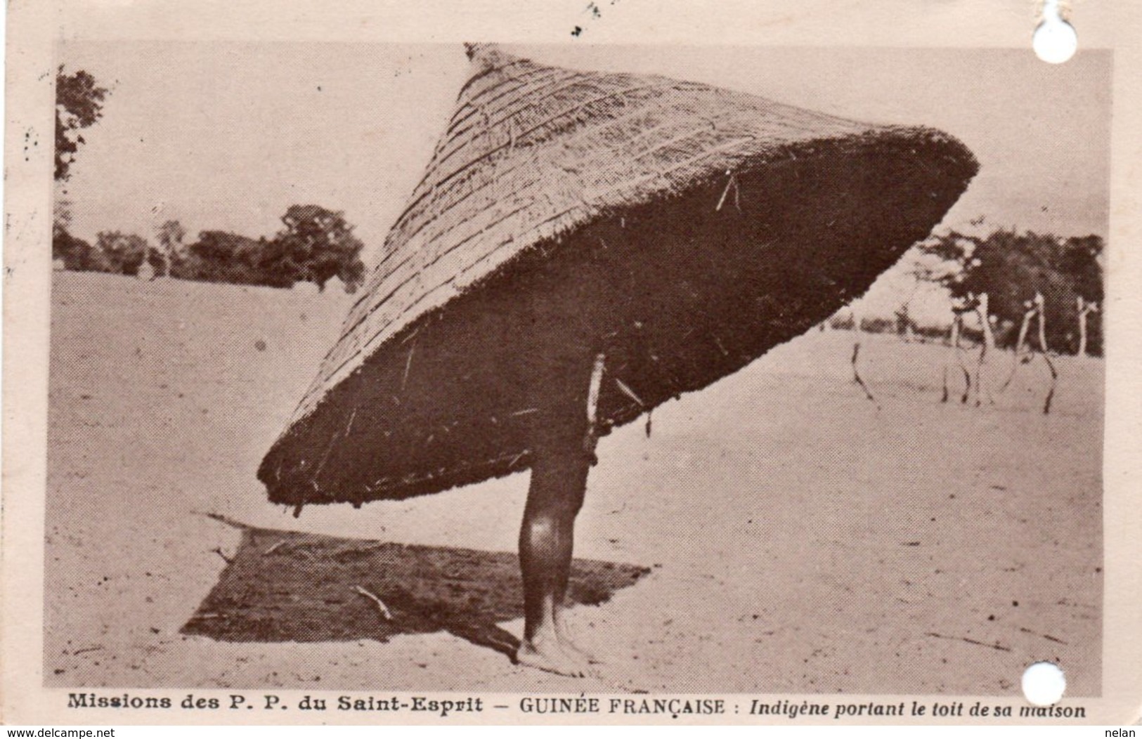 MISSIONS DES P. P. DU SAINT-ESPRIT-GUINEE FRANCAISE-INDIGENE PORTANT LE TOIT DE SA MAISON-1945 - Guinea Francese