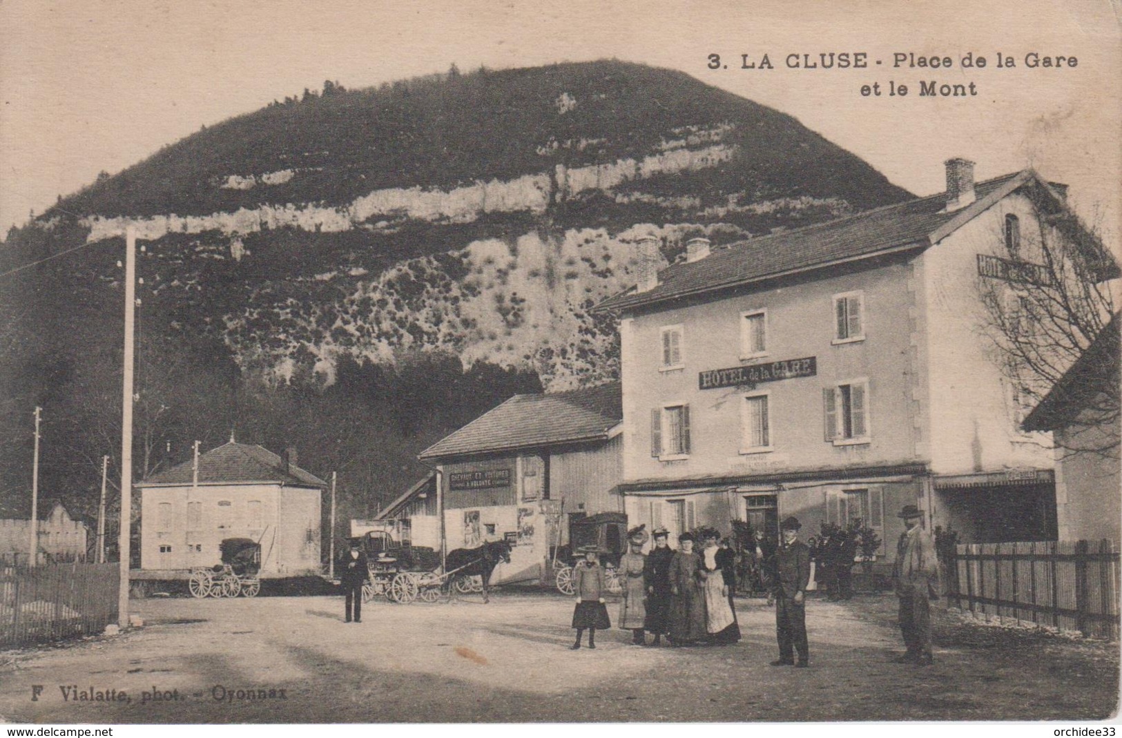 CPA La Cluse - Place De La Gare Et Le Mont (avec Jolie Animation Devant Hôtel De La Gare) - Ohne Zuordnung