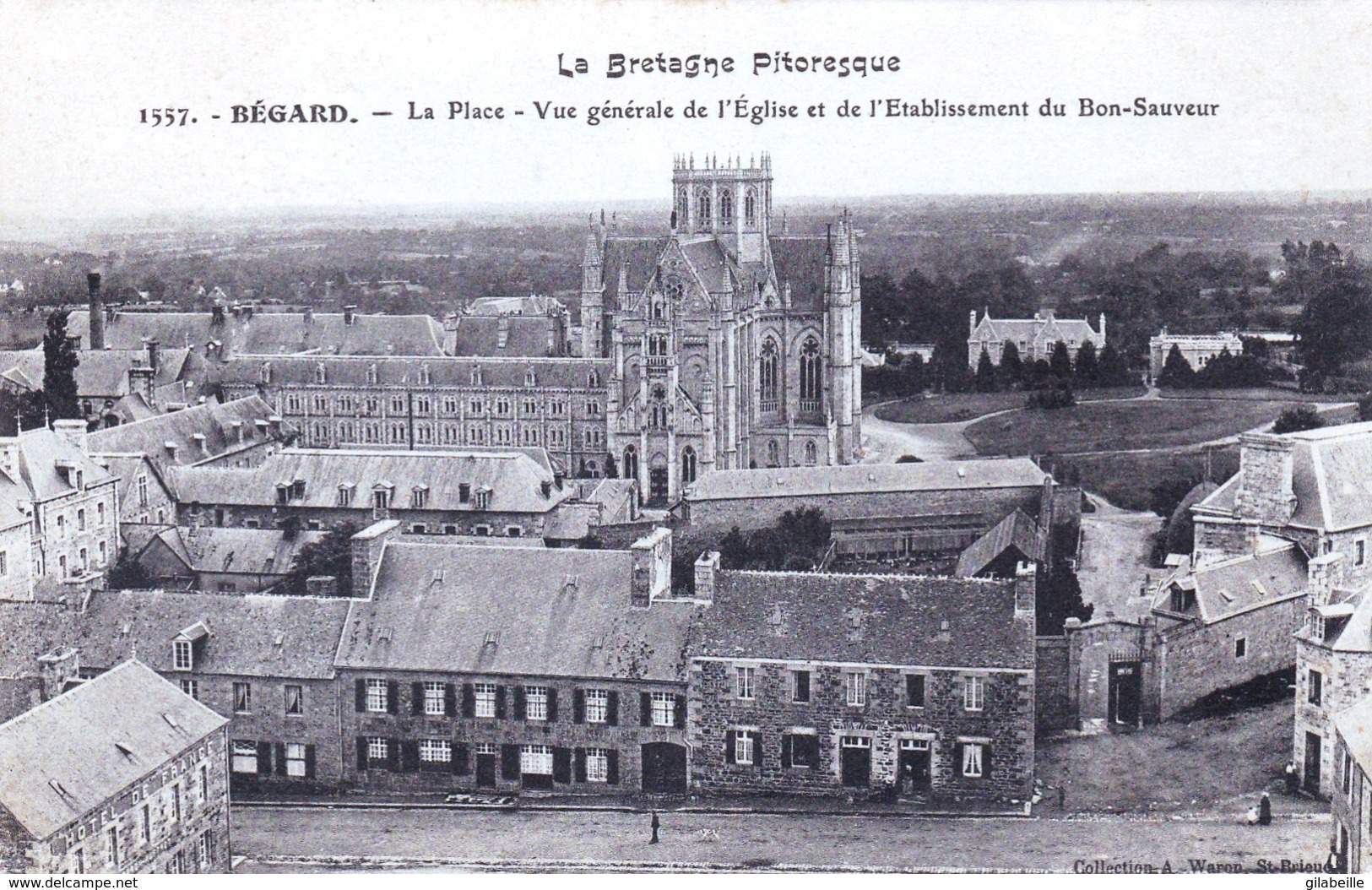 22 - Cotes D Armor -  BEGARD - La Place - Vue Generale De L Eglise Et De L Etablissement Du Bon Sauveur - Altri & Non Classificati