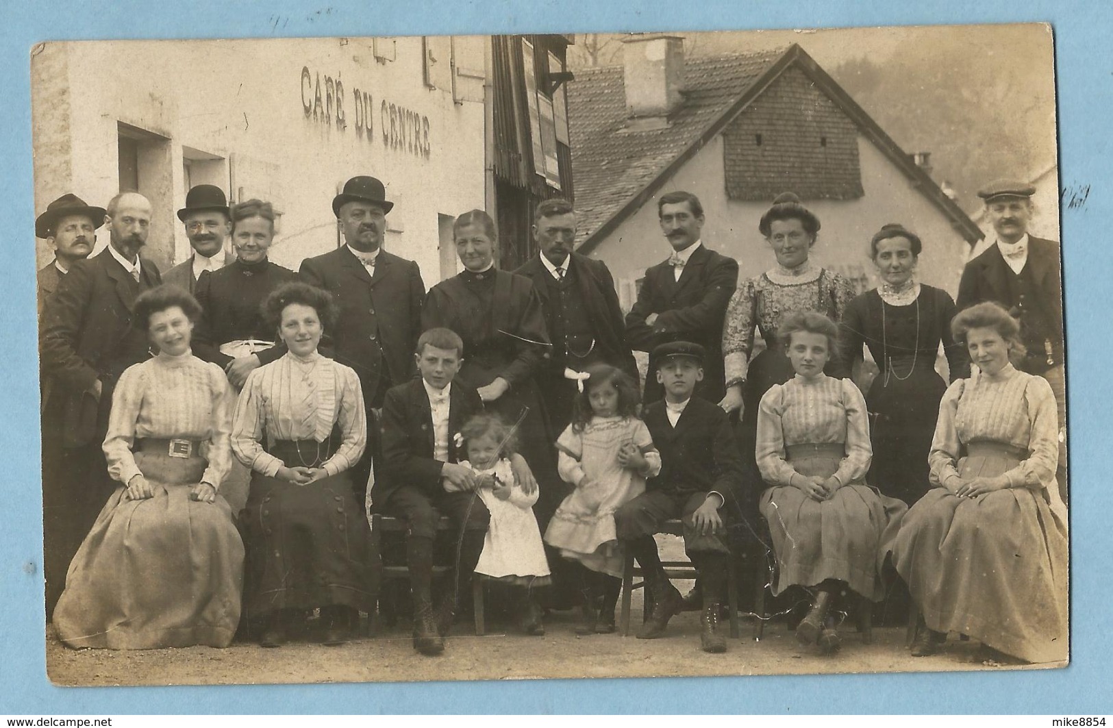 TH0087 Carte Photo SAINT-ETIENNE-Les-REMIREMONT (Vosges) Photo De Groupe Devant CAFE DU CENTRE - PERRIN +++ - Saint Etienne De Remiremont