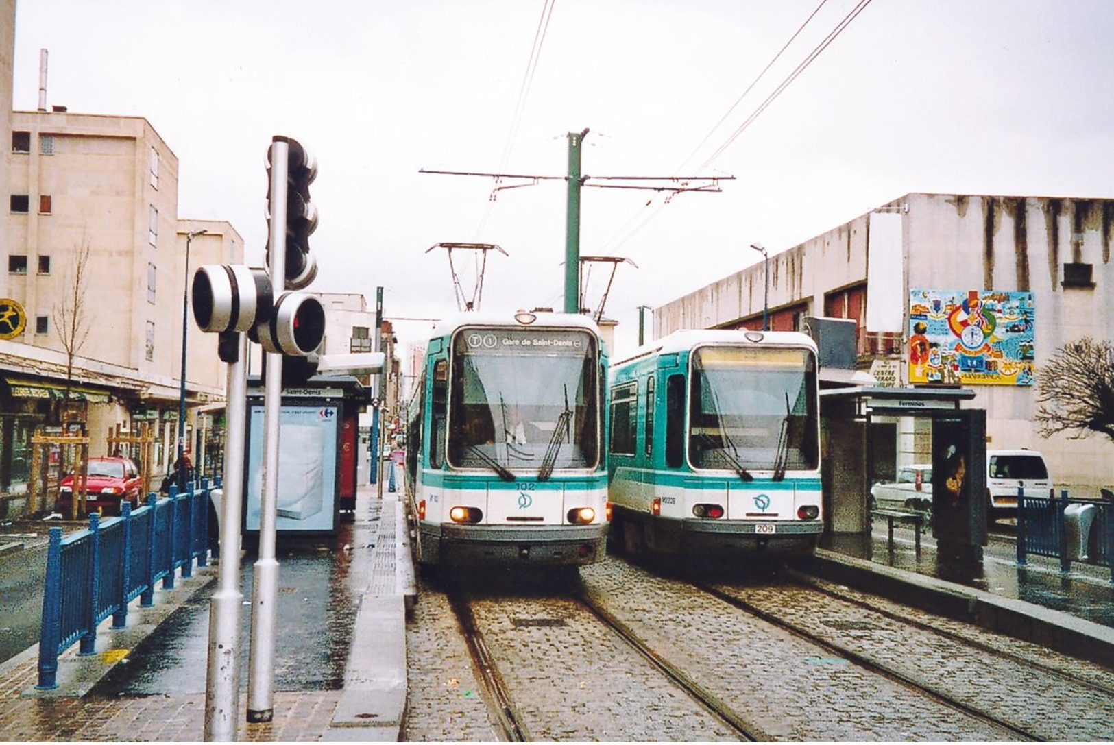 St. Denis (93) Février 2004 - Tramway - Ligne T1 - Rames 102 & 209 Au Terminus De Noisy Le Sec - Noisy Le Sec