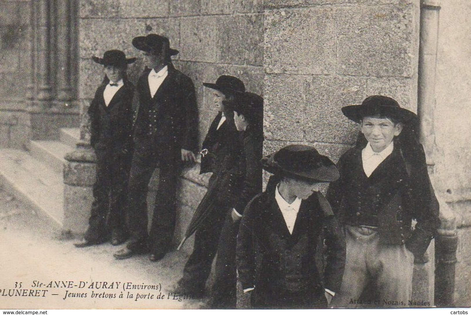 56 Environs De Ste-Anne-d'Auray  PLUNERET  - Jeunes Bretons à La Porte De L'Eglise - Sonstige & Ohne Zuordnung