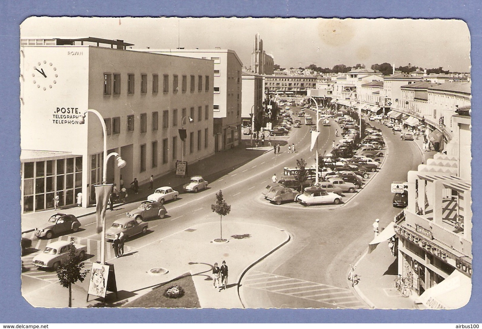 17 - ROYAN - La Poste Et L'avenue De La République - Renault Dauphine - Citroën DS 2 Chevaux 2 CV - 1960 - PTT - Voitures De Tourisme