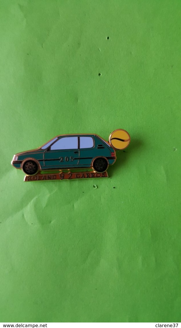 Pin's Automobile  PEUGEOT 205 Pins Articule  S'ouvrant En Deux Parties ARTHUS BERTRAND - Peugeot