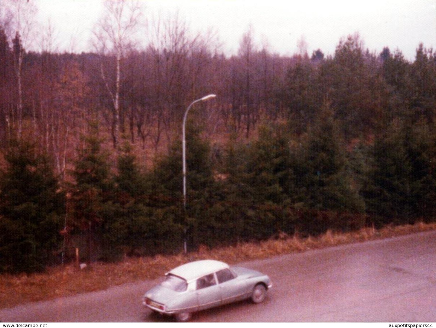 Photo Couleur Originale Ciroen ID Ou DS Bicolor Sur La Route En Vue Plongée Vers 1970 - Automobile