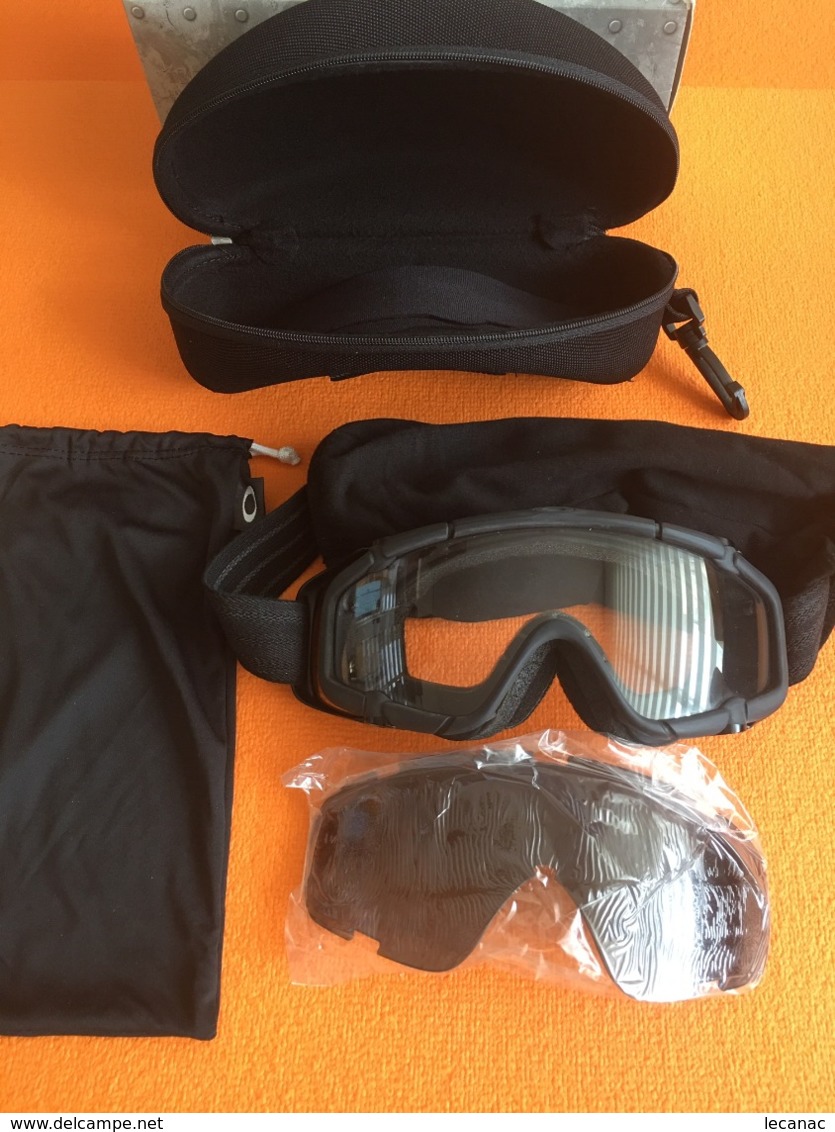 LUNETTES TACTIQUES - MASQUE BALISTIQUE OAKLEY AVEC ÉCRAN FUMÉ ET HOUSSE DE RANGEMENT. - Equipment