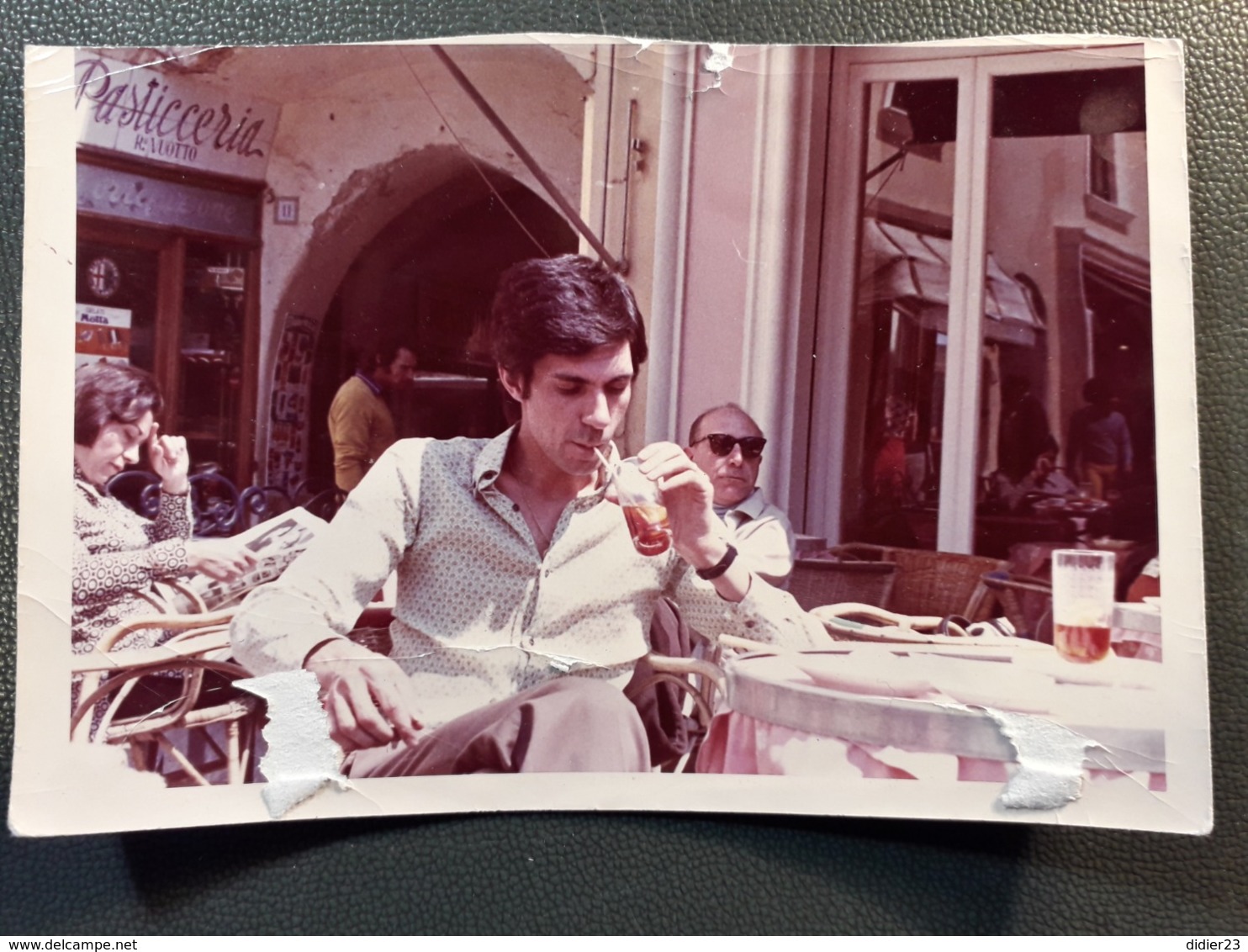 12.5 X 8.5 PHOTO  EN ITALIE JEUNE HOMME A LA TERRASSE D'UN CAFE PASTICCERIA  VUOTTO - Afragola