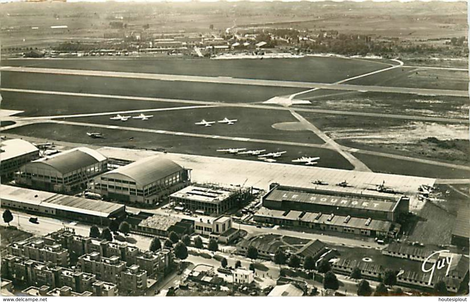 En Avion Sur Le Bourget, L'aérodrome - Le Bourget