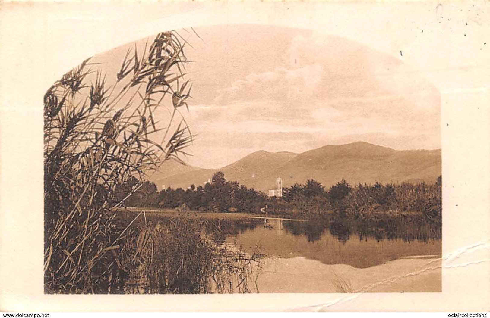 Non Localisé.   Amérique Du Sud      .       Vue Sur Rivière Ou Lac. En Fond Une église         (voir Scan) - Sonstige & Ohne Zuordnung