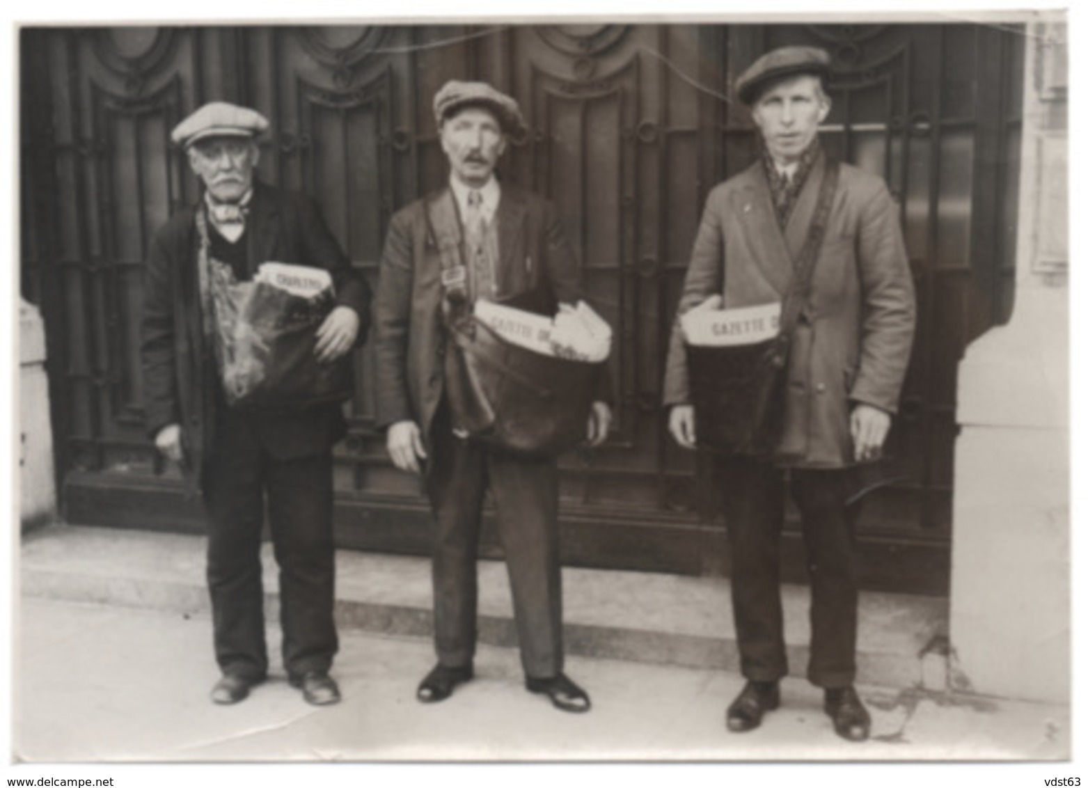 Photo : Trois Distributeurs De Journaux LA GAZETTE DE CHARLEROI Années '30 ? - Presse Photographie Journal - Métiers