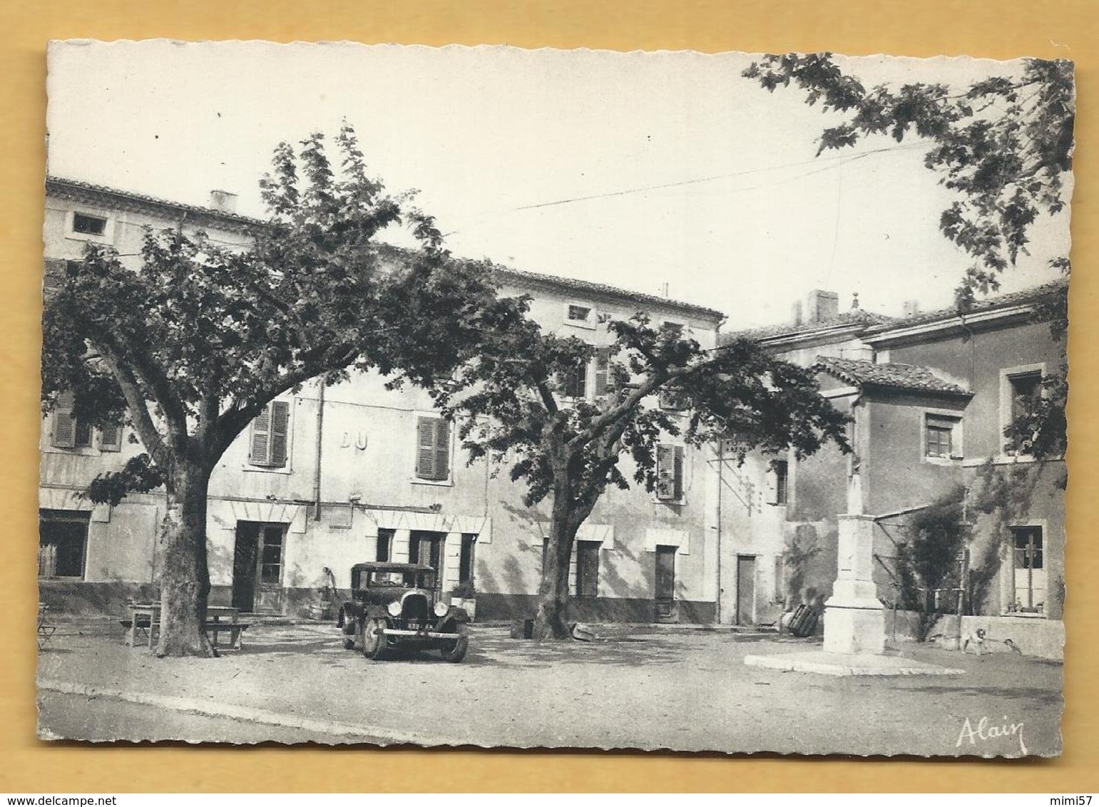 C.P.A. LA VOULTE - Place De La République -Voir Vieille Voiture - La Voulte-sur-Rhône