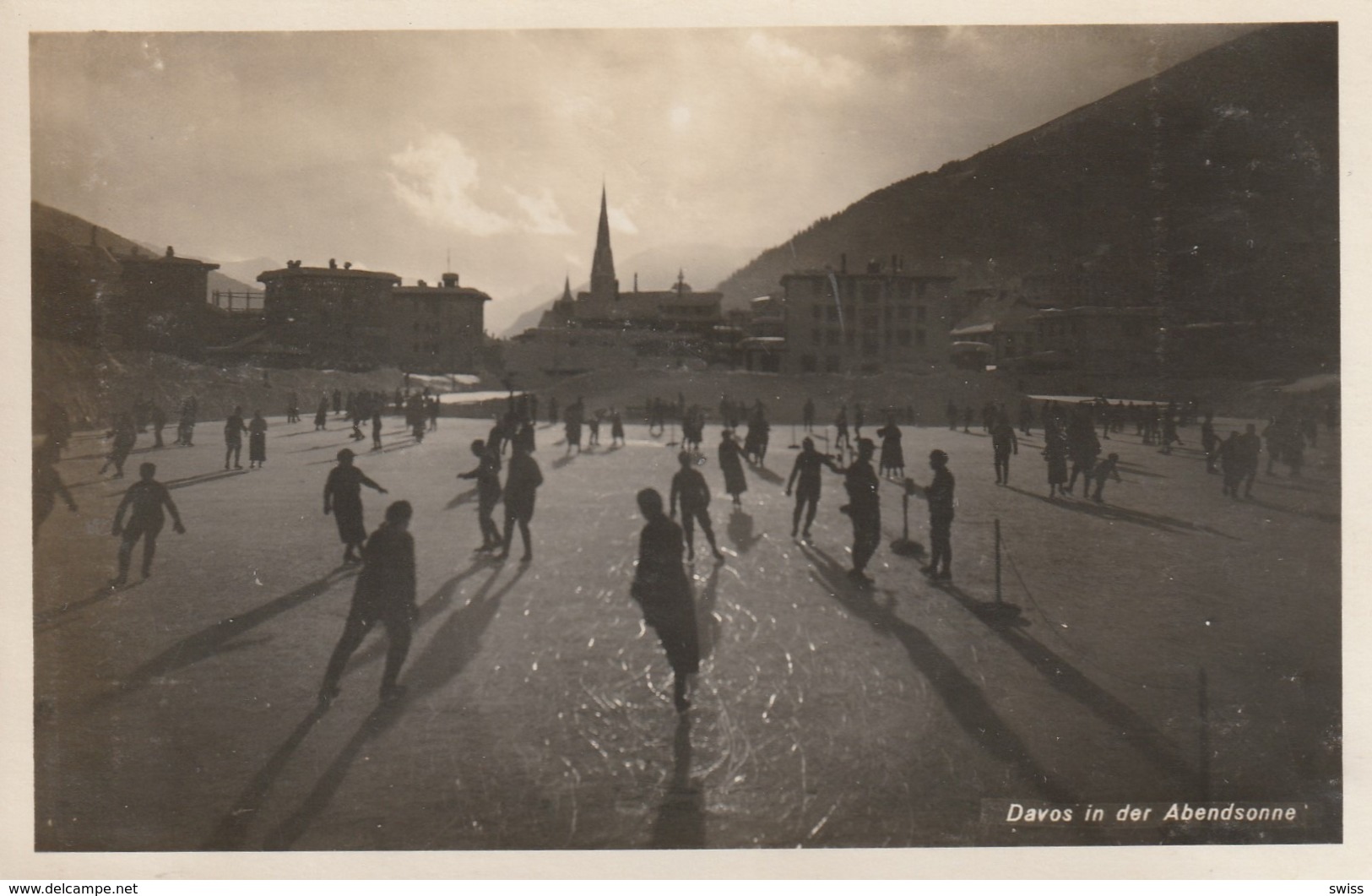 DAVOS  IN DER ABENDSONNE   EISBAHN  . - Davos