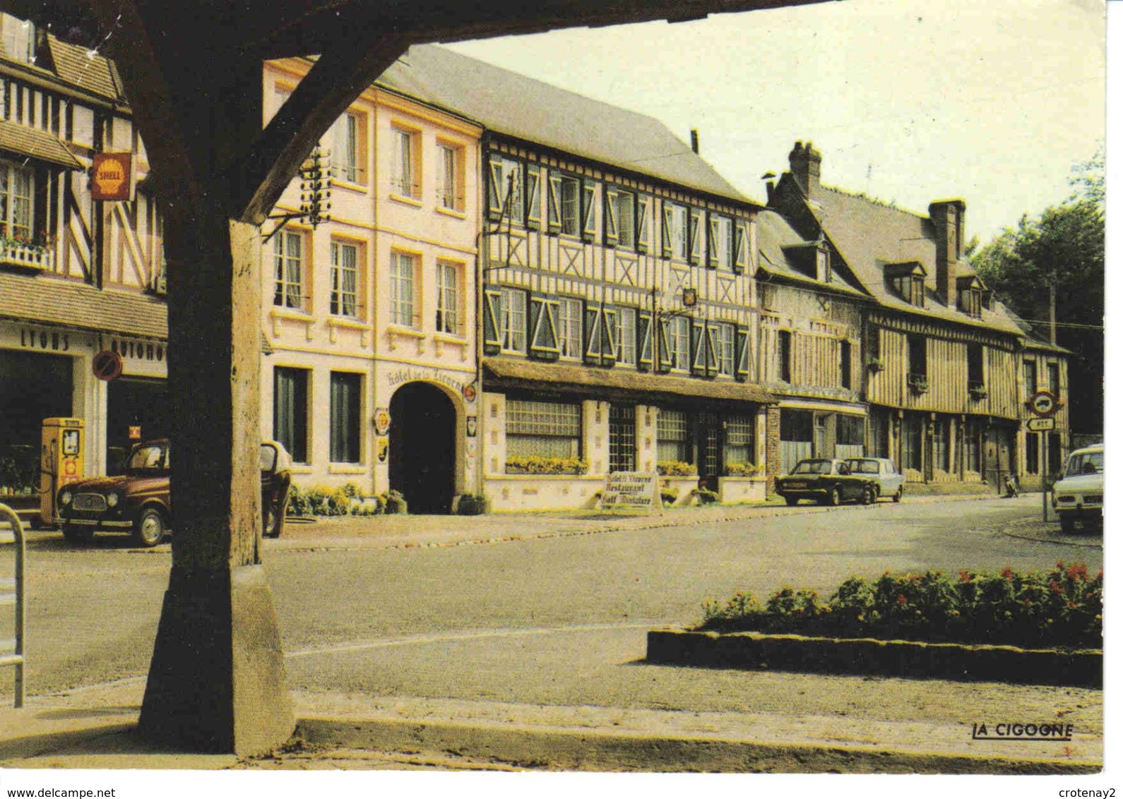 27 Lyons La Forêt Hôtel De La Licorne Pompe à Essence Shell Renault 4L Sunbeam Peugeot 204 - Lyons-la-Forêt