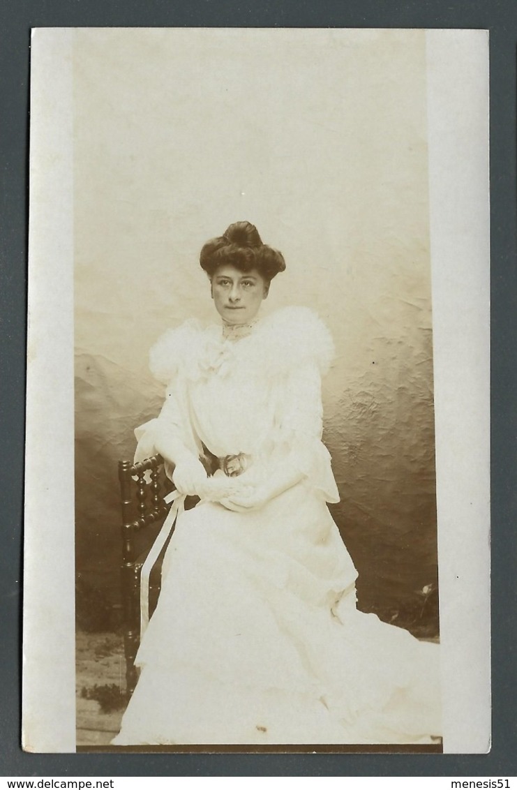 FEMME LADY FRAU Avec Une Belle Robe Blanche Et Un Chignon élégant MODE D'AUTREFOIS CPA Carte Photo Portrait - Te Identificeren