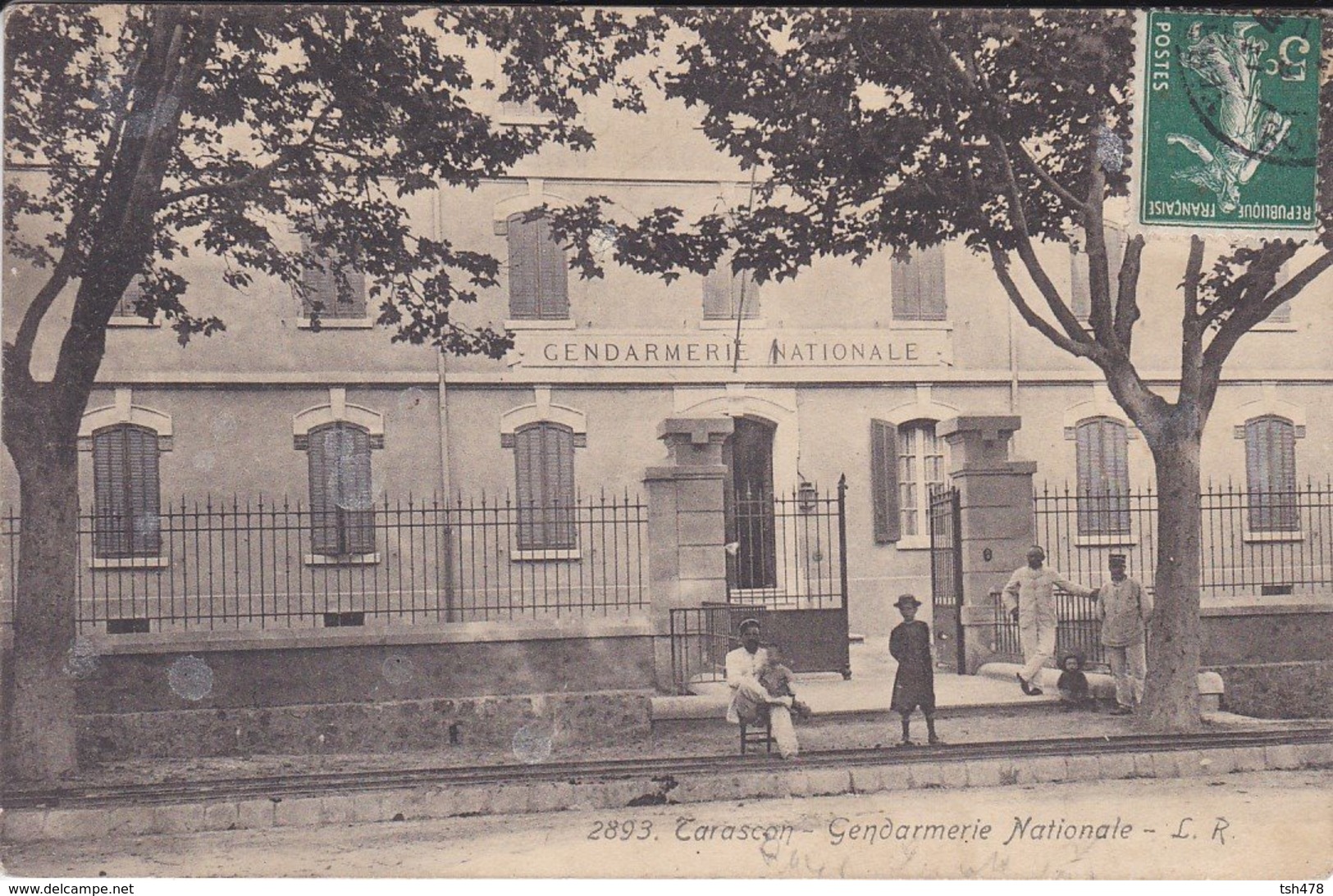 13-----TARASCON----gendarmerie Nationale---voir 2 Scans - Tarascon