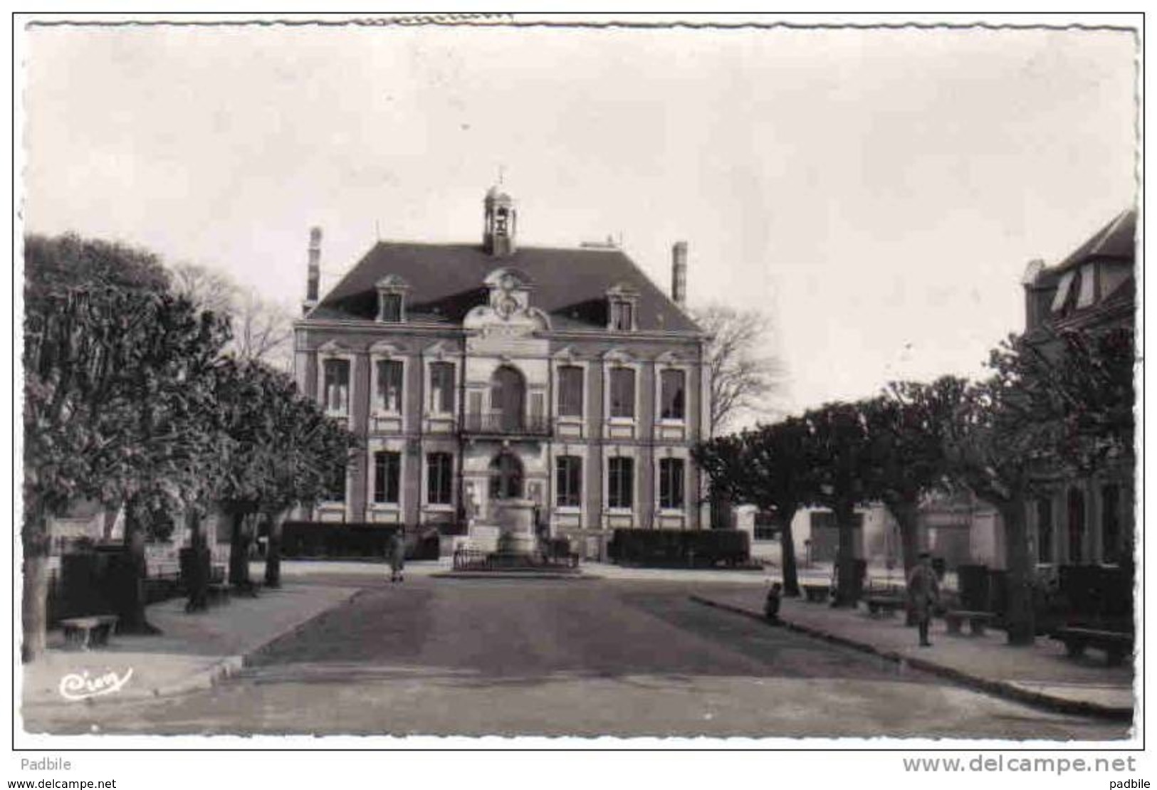 Carte Postale 27. Pacy-sur-Eure  Place De L'hotel De Ville Et Le Monument  Trés Beau Plan - Pacy-sur-Eure