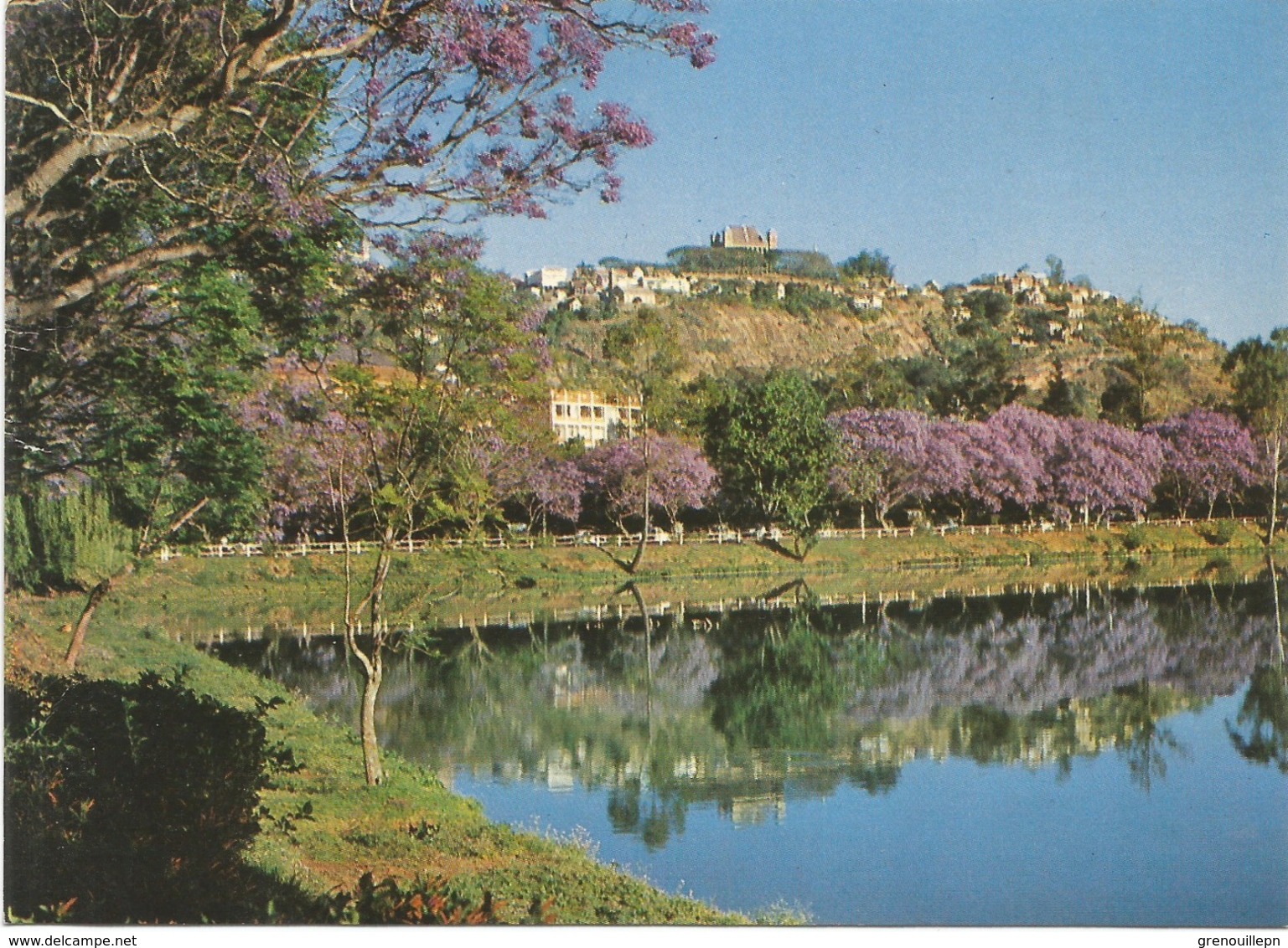 CPSM MADAGASCAR TANANARIVE Vue Du Lac Anosy - Les Jacarandas Et Le Palais De La Reine - Madagascar