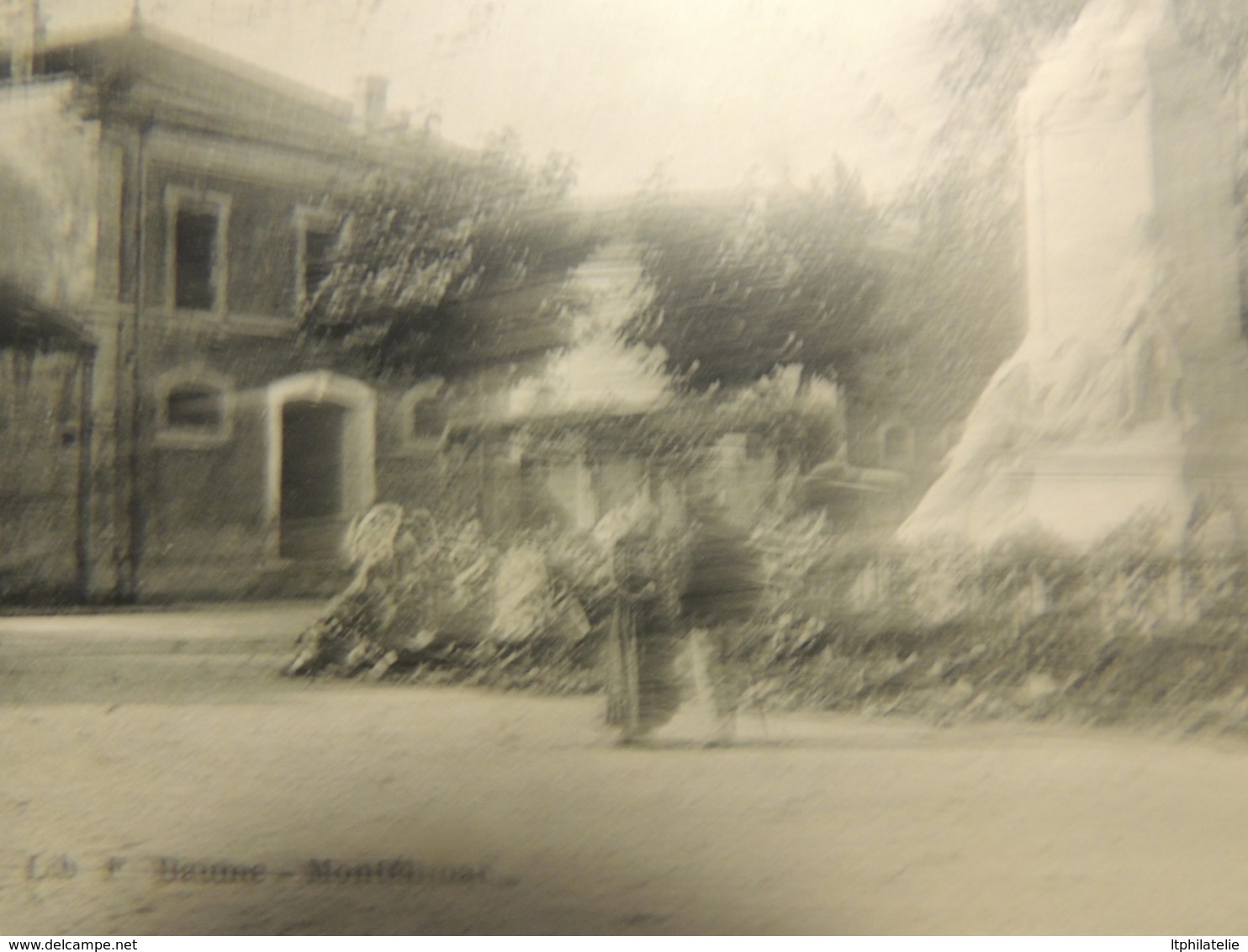 CPA    MONTELIMAR  MONUMENTS AUX MORTS AVEC COURONNES ET  BOUQUETS  1916 - Montelimar