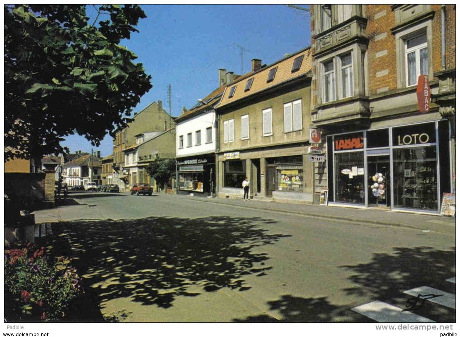 Carte Postale 57. Morhange Tabac Loto  Rue Raymond Poincaré Trés Beau Plan - Morhange