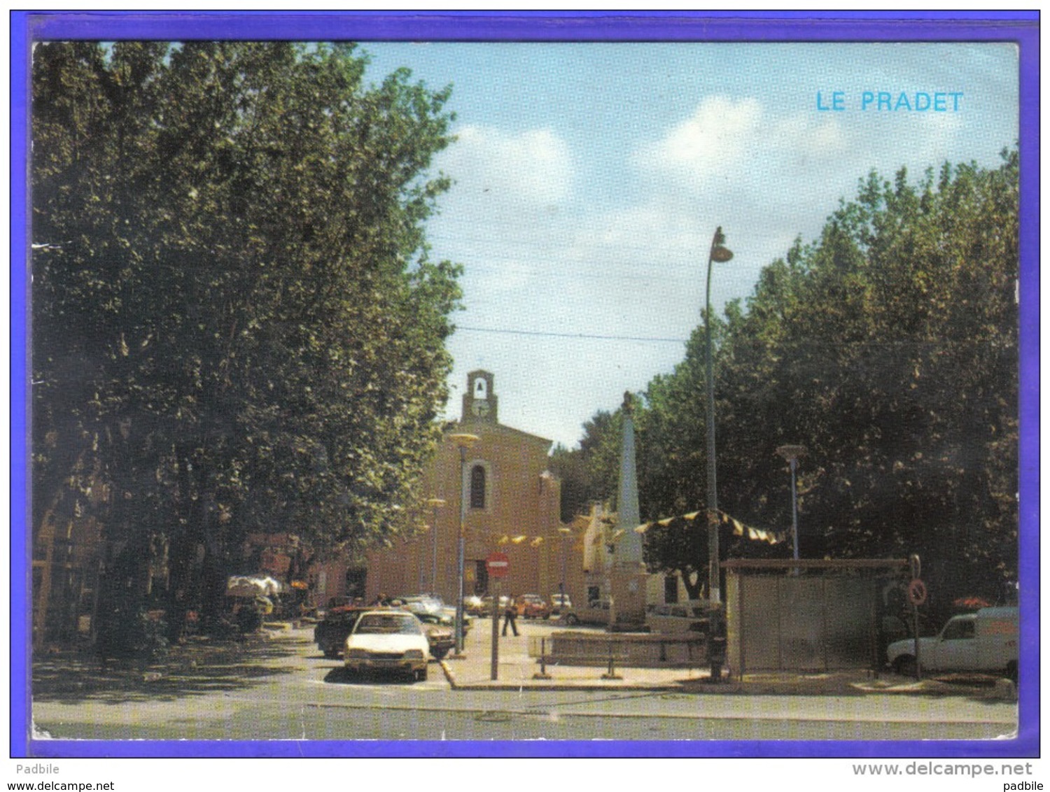 Carte Postale 83. Le Pradet  Place Paul Flamenq  4L Renault CX Citroën  Voitures   Trés Beau Plan - Le Pradet