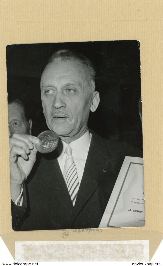 L'acteur Chansonnier  JEAN MARSAC  Reçoit La Médaille De La Ville De Paris En 1961 - Personnes Identifiées