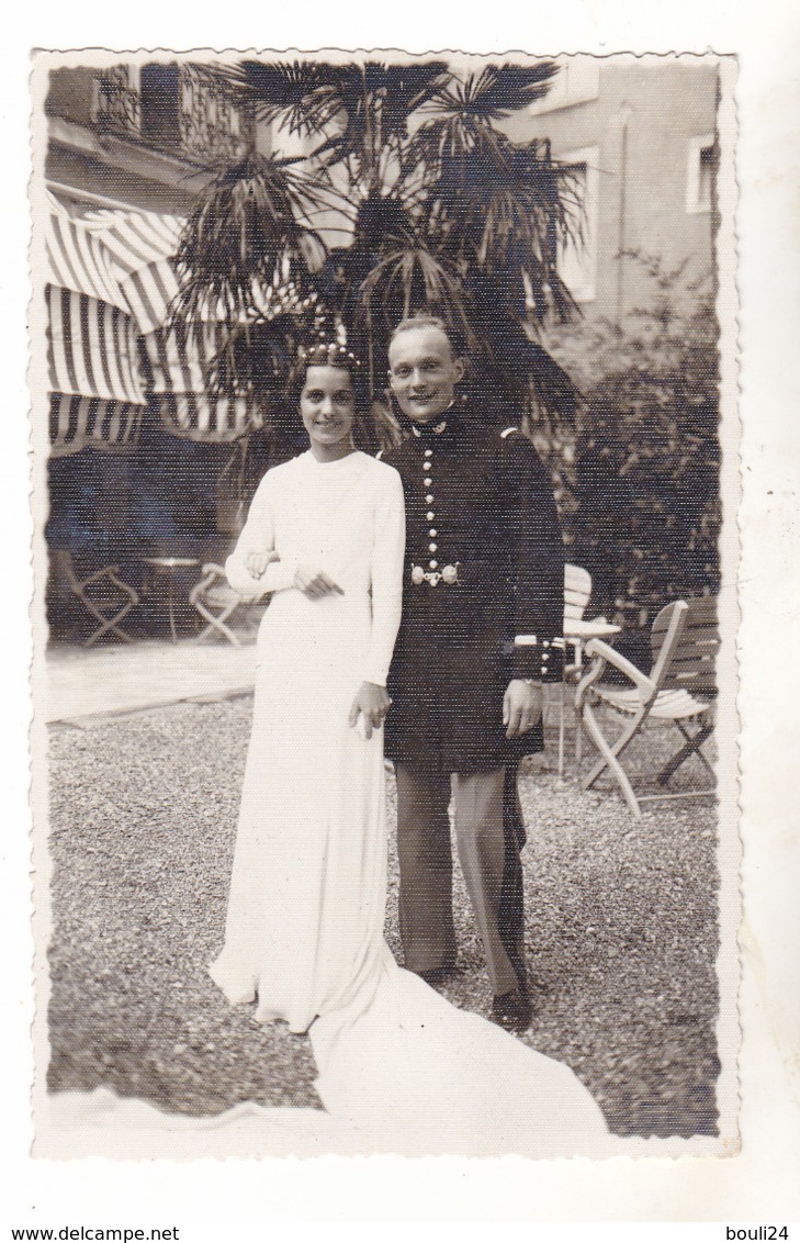 PHOTO  MARIAGE D'UN OFFICIER MILITAIRE AVEC SA BELLE ET SA ROBE LONGUE TRAINE - Autres & Non Classés