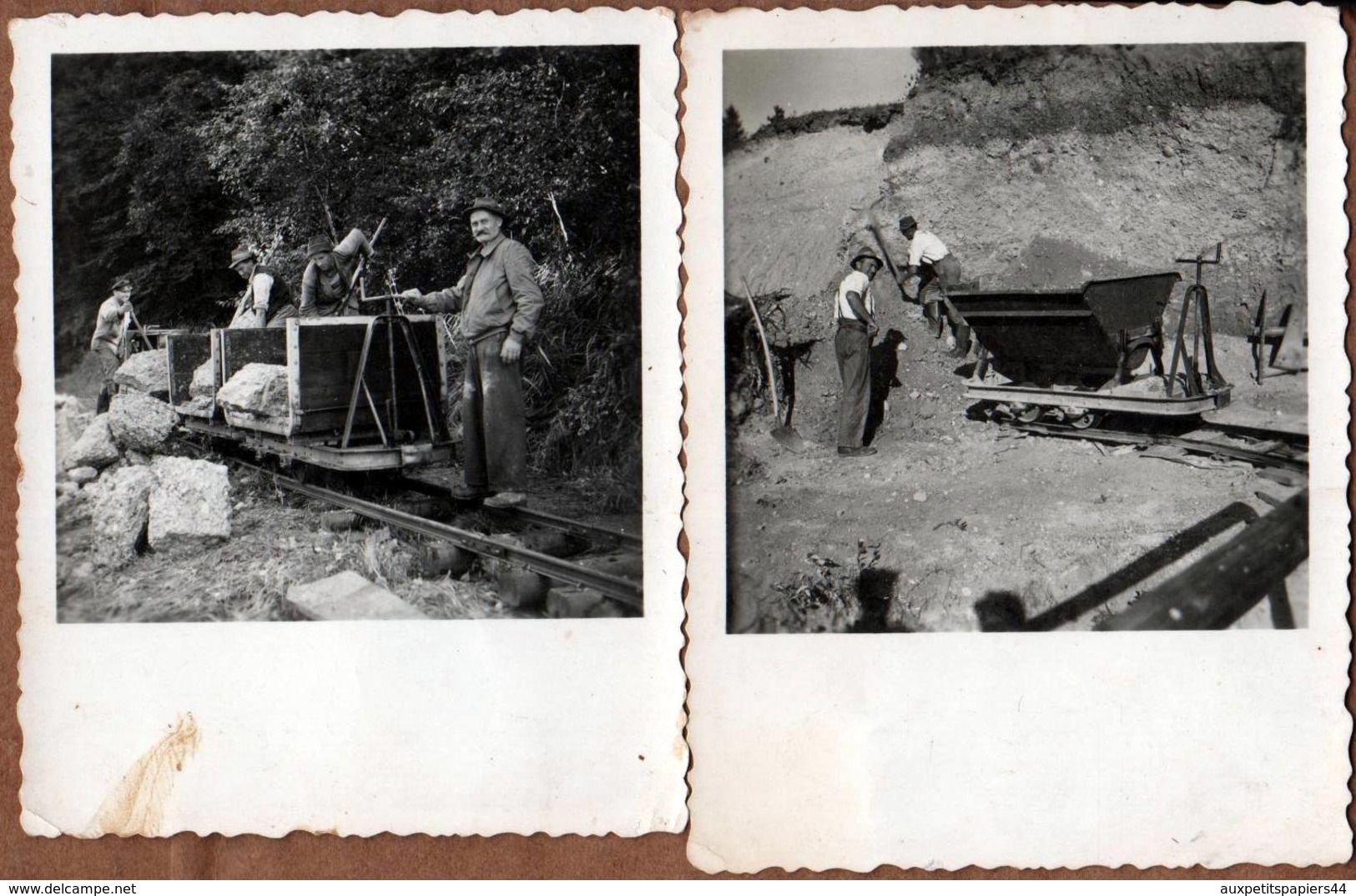 2 Petites Photos Originales Mineurs Et Wagonnets En Action - 2 Types De Wagons Pour Transporter La Roche Vers 1940 - Profesiones