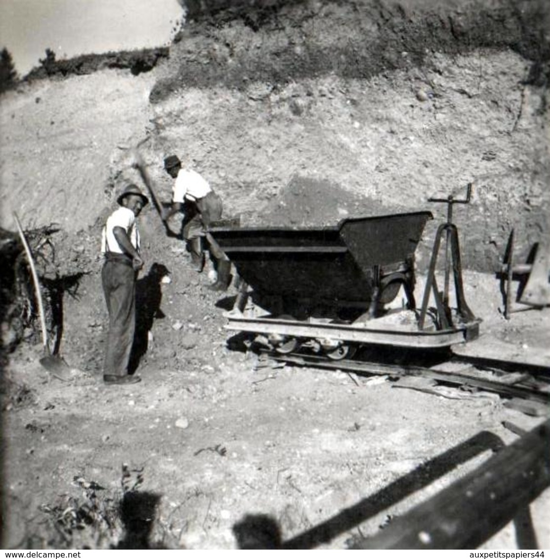 2 Petites Photos Originales Mineurs Et Wagonnets En Action - 2 Types De Wagons Pour Transporter La Roche Vers 1940 - Profesiones