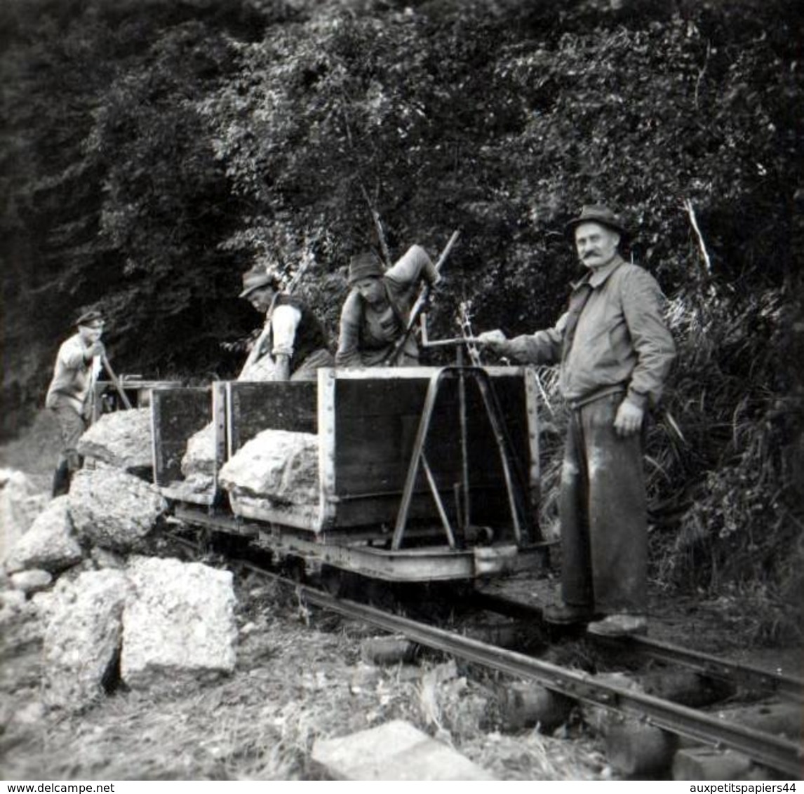 2 Petites Photos Originales Mineurs Et Wagonnets En Action - 2 Types De Wagons Pour Transporter La Roche Vers 1940 - Profesiones