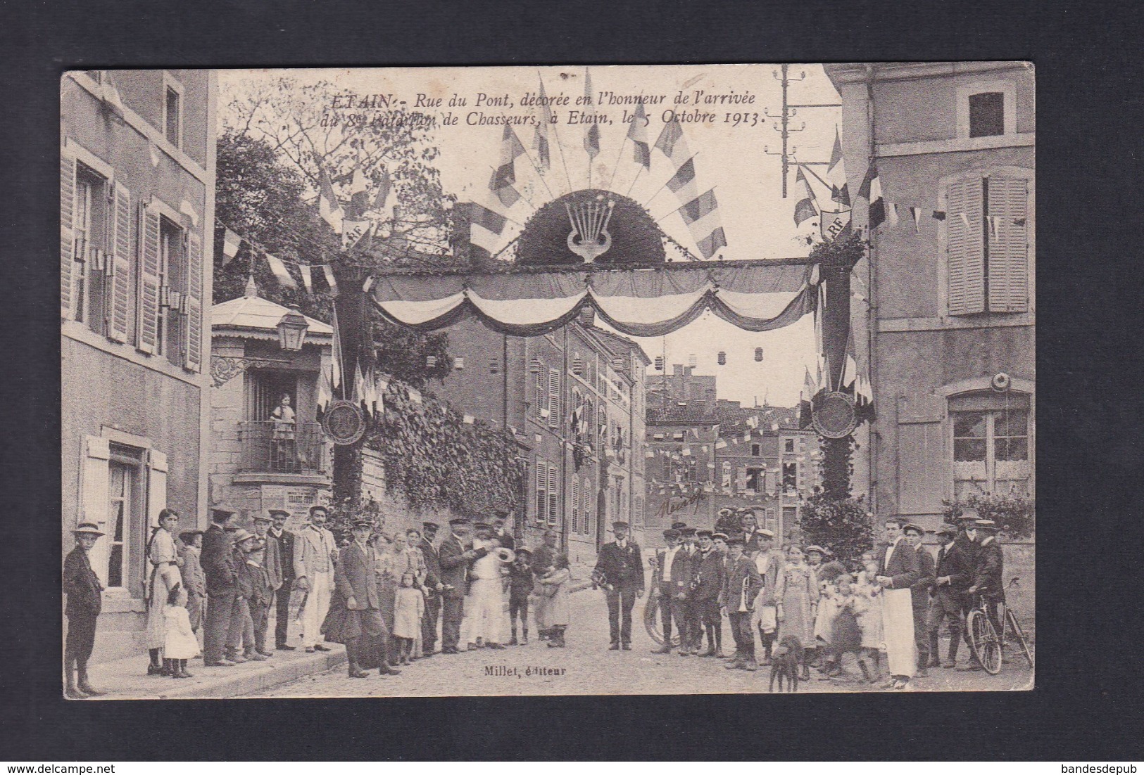 Etain (55) Rue Du Pont Decoree En L'honneur De L'arrivee Du 8è Bataillon De Chasseurs (animée Ed. Millet) - Etain