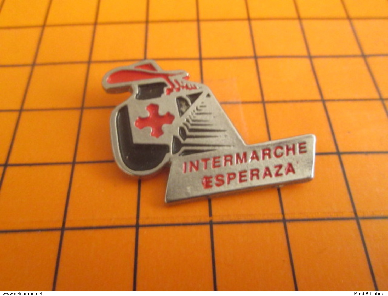 310c  Pin's Pins / Beau Et Rare / Thème MARQUES / MAGASIN INTERMARCHE MOUSQUETAIRE ESPERAZA - Levensmiddelen