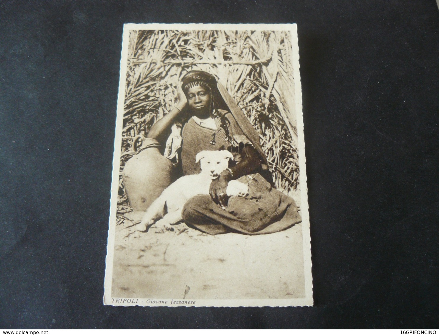 LIBYA : YOUNG WOMAN OF  FEZZAN WITH A LITTLE WHITE DOG _ GIOVANE DONNA  DEL FEZZAN COL SUO CANE - Libia