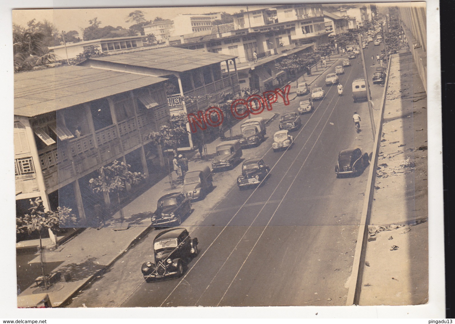 Au Plus Rapide Abidjan Côte D'Ivoire Beau Format Rue Animation Voiture Ancienne Citroën Traction Avant - Automobiles